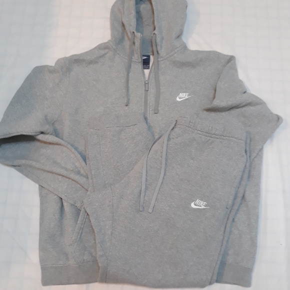 grey and white nike sweatsuit